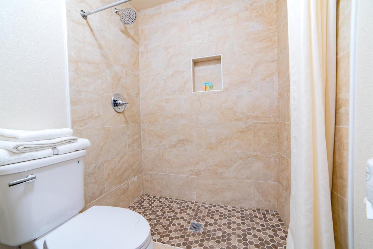 Turlock Inn Экстерьер фото